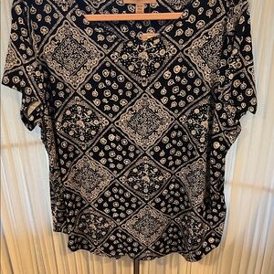 Philosophy Women's Black and White Patterned Blouse